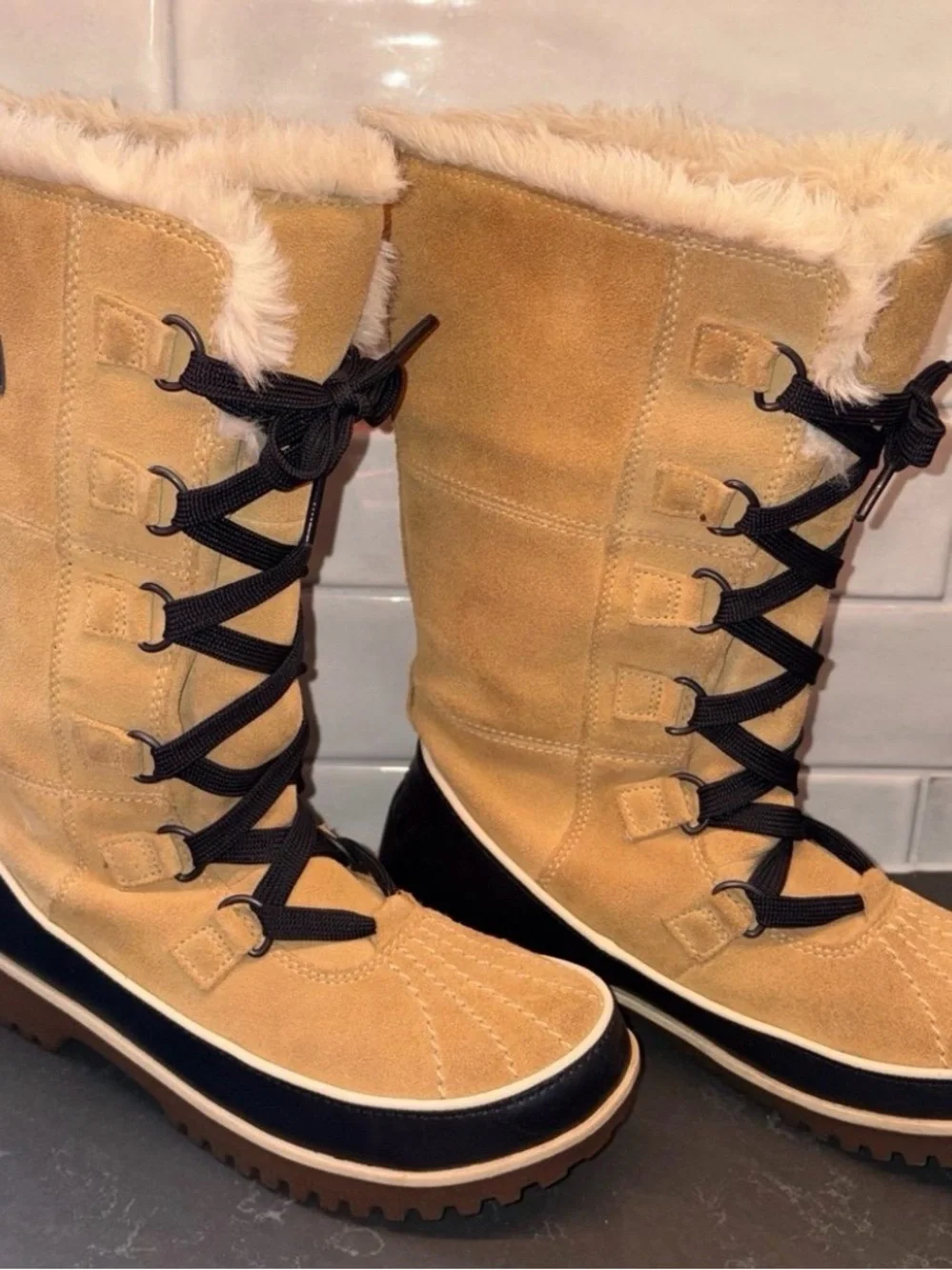 Sorel Women's Tan Suede Lace-Up Winter Boots with Faux Fur Trim Size 7.5 Tan